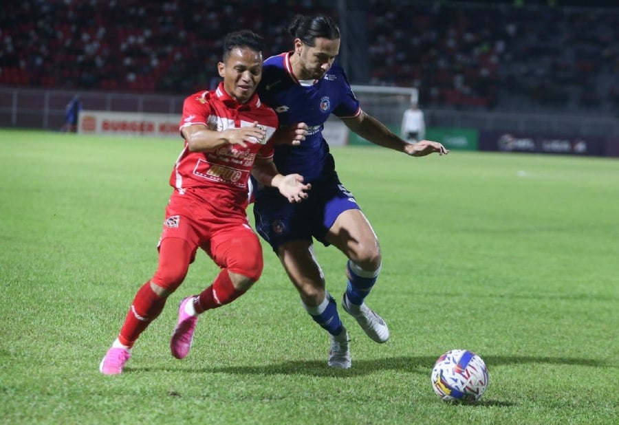 Settling footballers' unpaid salaries with 'duit kutu'?