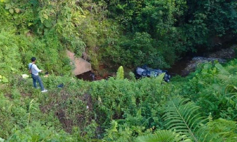 Missing man found dead near car in Kapit ravine