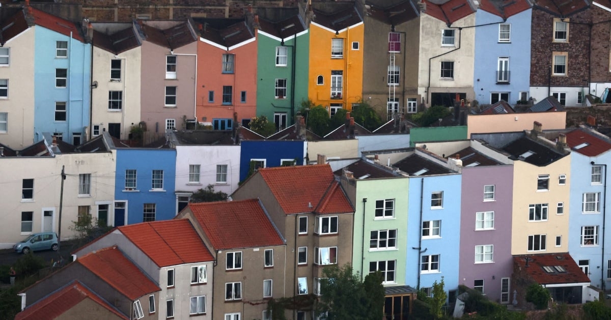 UK lenders approve more mortgages, consumers borrow more