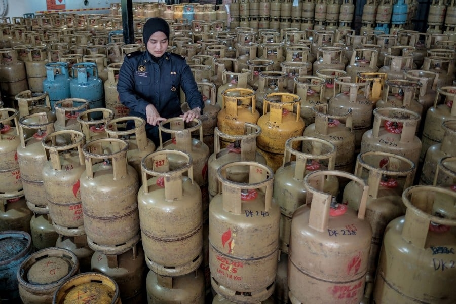 Gassy business: Five caught decanting LPG, RM280,000 worth of gas, equipment seized