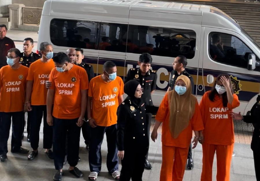 [UPDATED] Govt department director, engineer among 6 remanded over alleged contract bribery