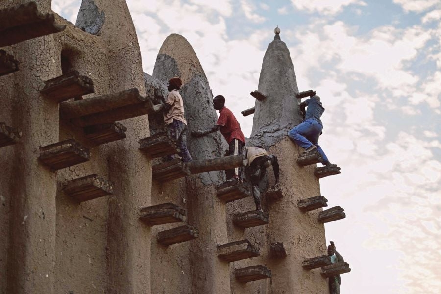 Ancient Malian city celebrates annual replastering of mosque
