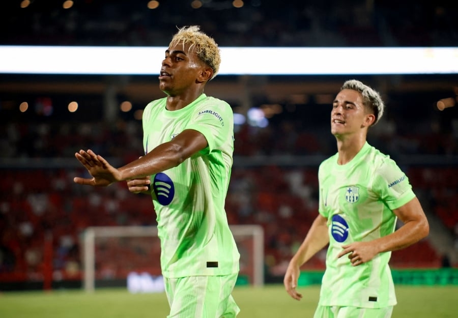 Barcelona open Liga title defence strolling past nine-man Mallorca