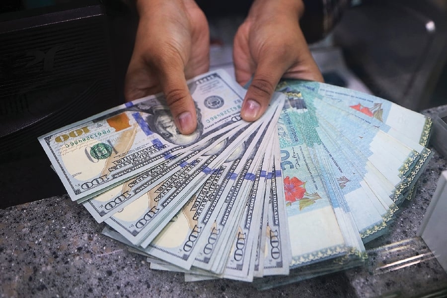 Ringgit ends higher on weaker US dollar, cautious inflation outlook