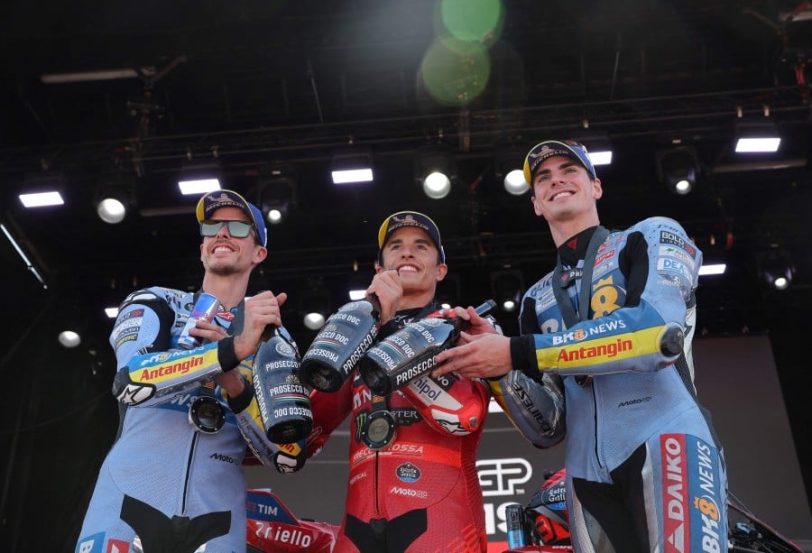 Marc Marquez wins sprint to extend lead in title race