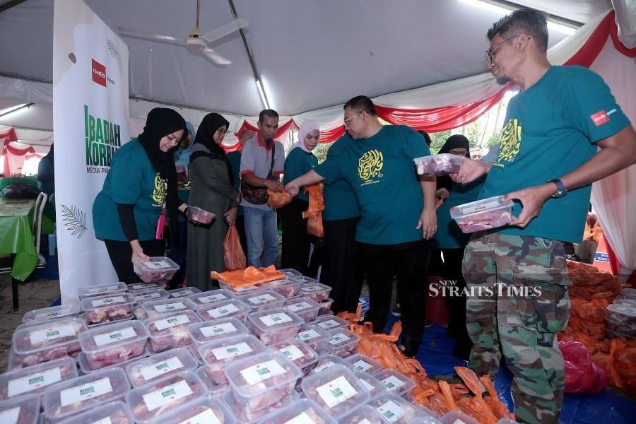 Media Prima holds 'korban', distributes meat to the needy