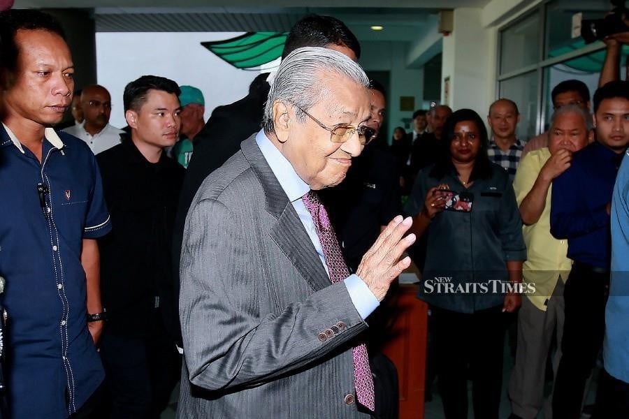Dr M presses for speedy hearing in RM150m defamation suit against Anwar