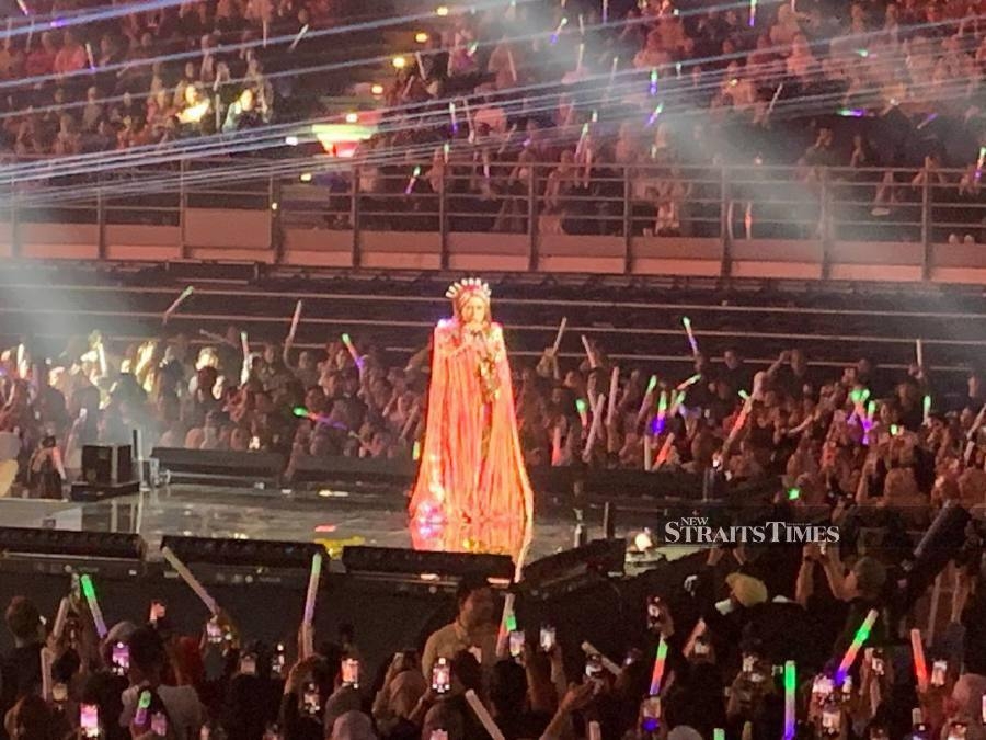 #SHOWBIZ: Melly Goeslaw gives Malaysian fans a most colourful 'Prom Night'