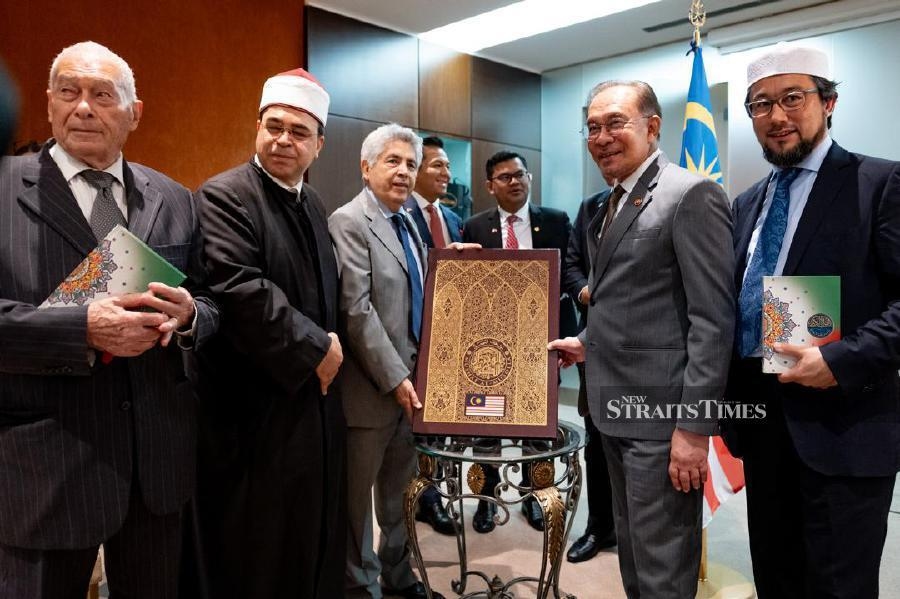 Anwar meets Islamic leaders, media figures, and Malaysians in Rome