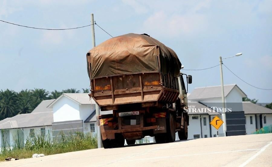 Trio arrested after blocking RTD from seizing overloaded lorries