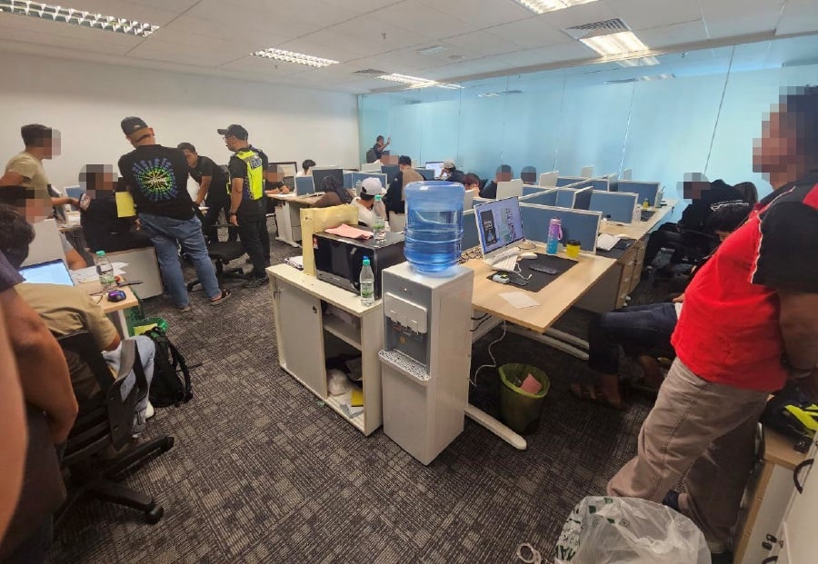 Cops bust online gambling call centre in Jalan Tun Razak, 30 nabbed