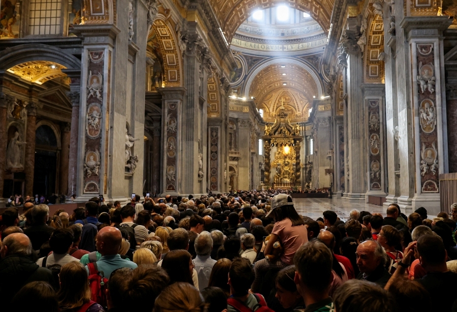 Crowds bid farewell to Pope Francis in first day of lying in state