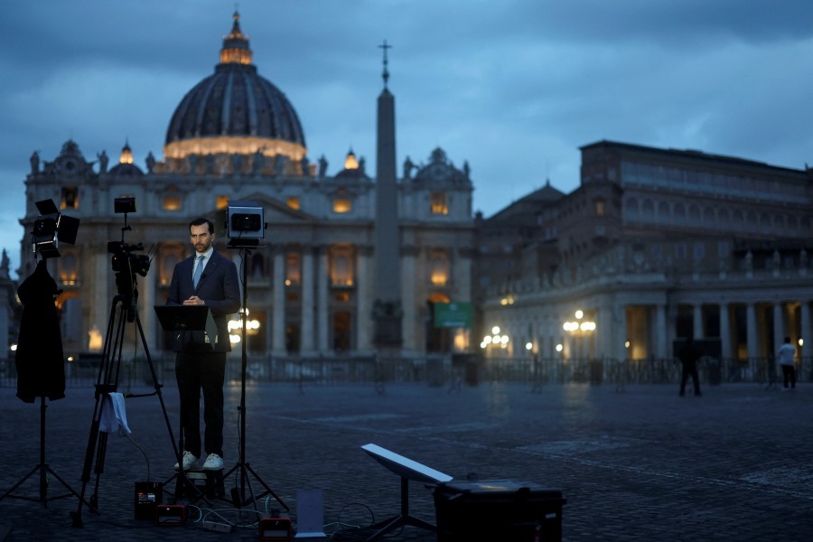 Poisonous rumours and pink smoke - busy time for conclave whisperers