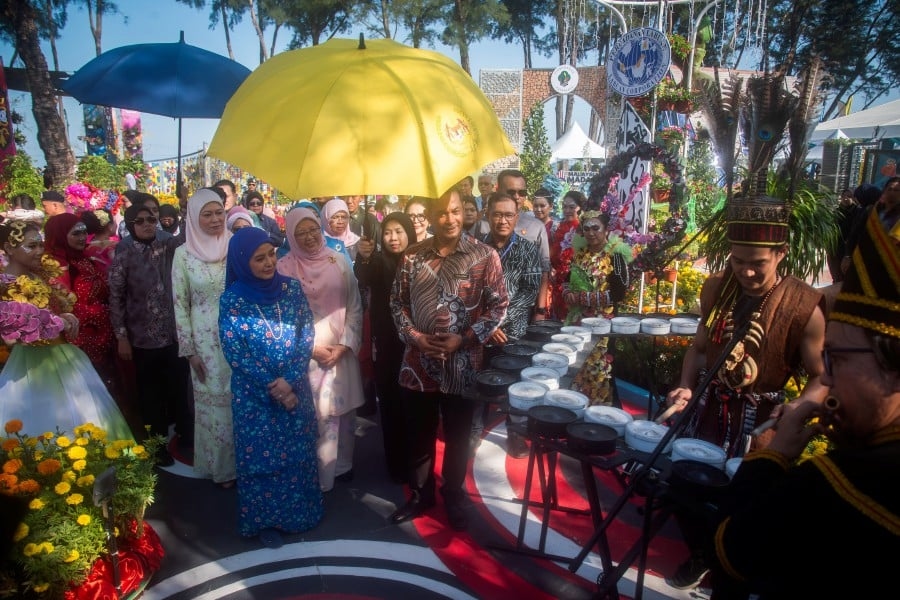 Queen begins two-day visit to Labuan