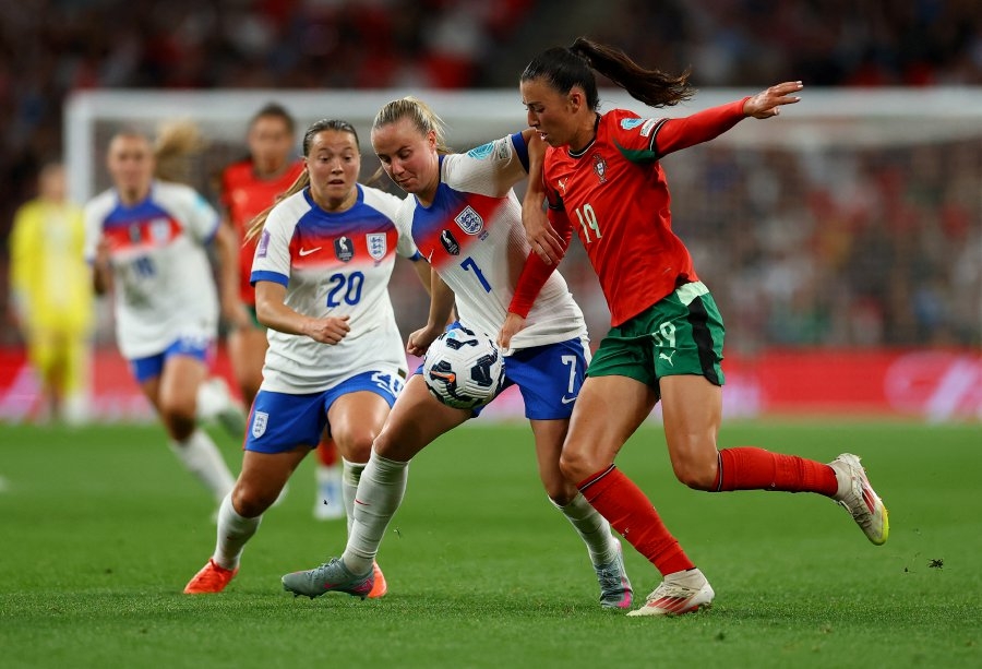 Kirby retires from international football with England Women