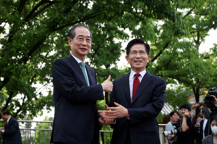 Uproar as S. Korea conservatives switch presidential candidate