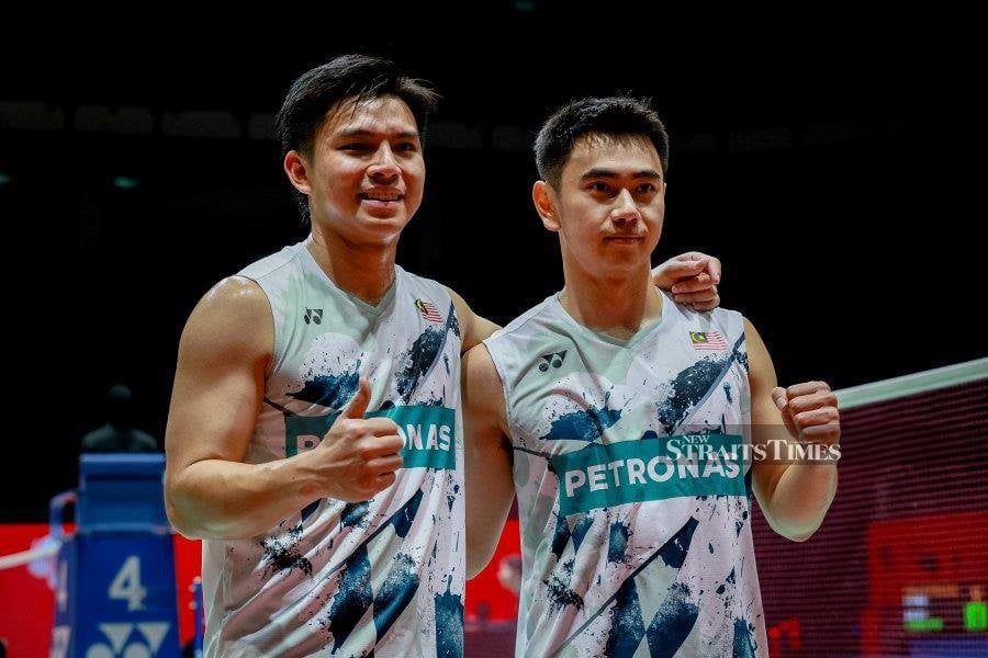 Sze Fei-Izzuddin cling on to top spot, Aaron-Wooi Yik closing in