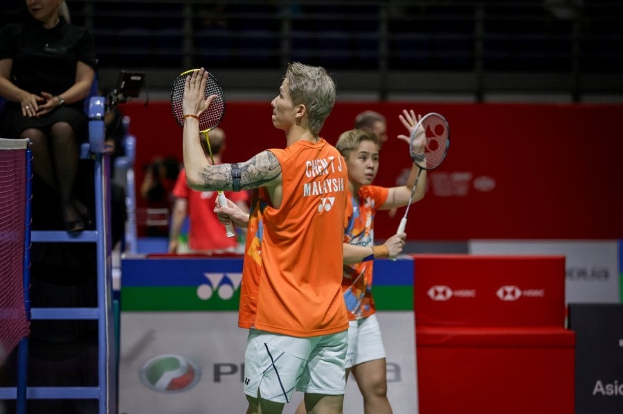 Tang Jie-Ee Wei advance, compatriots falter