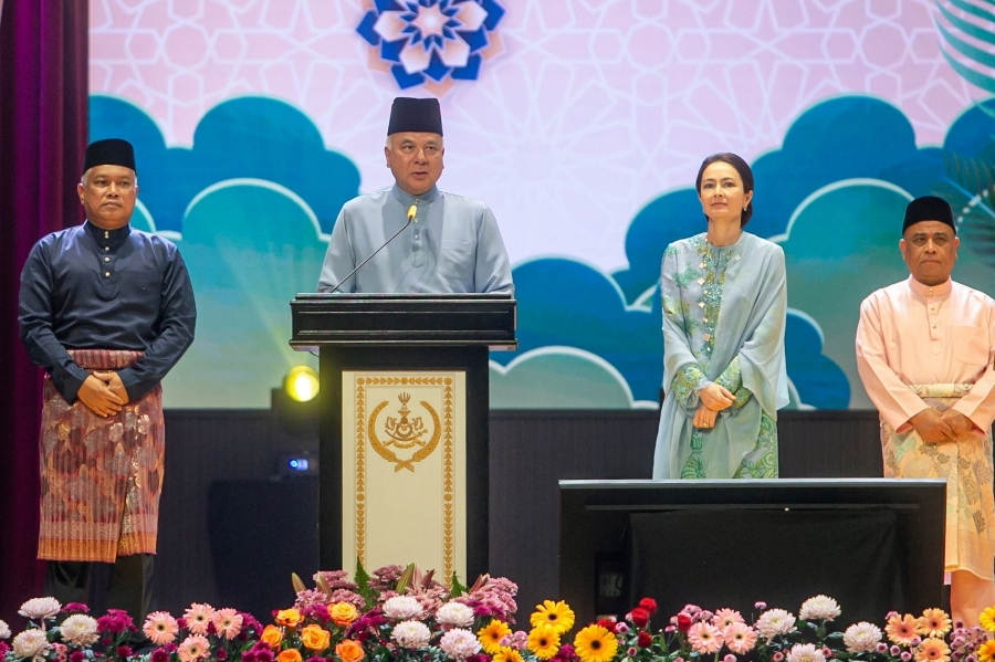Sultan Nazrin officiates solar arch at UPSI