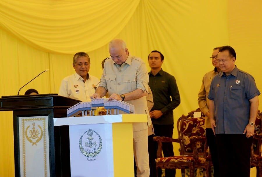 Sultan of Perak opens Sultan Muzaffar Shah Bridge