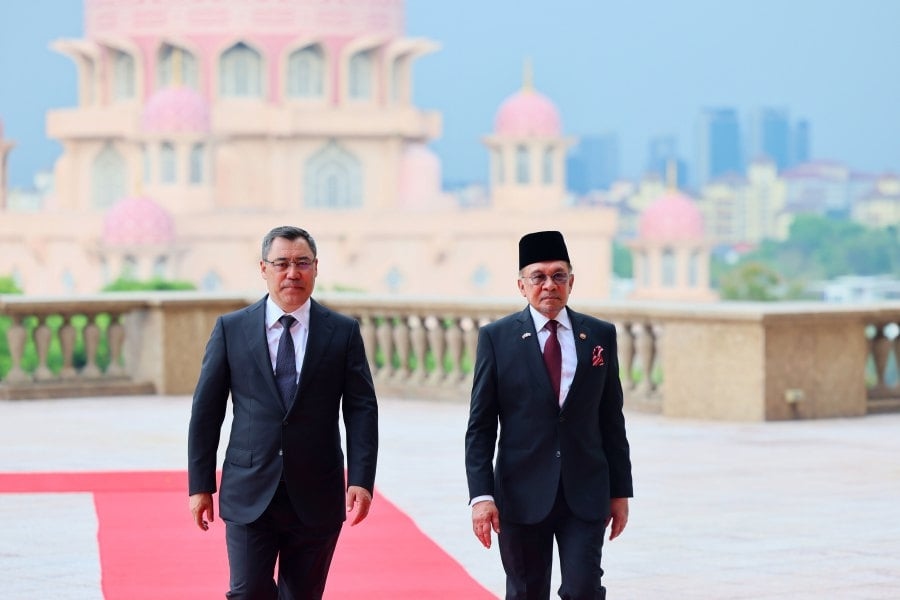 Kyrgyz president accorded official welcome in Putrajaya