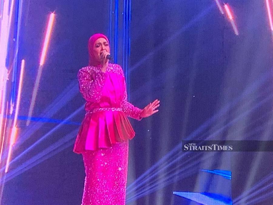 #SHOWBIZ: Siti Nurhaliza makes special appearance at 8TV's Starfluencer Awards