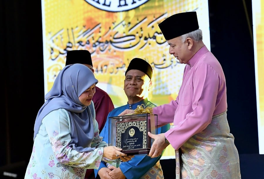 Perak honours late Siti Zalikhah, mother of Fadhlina Sidek, with top Maal Hijrah award