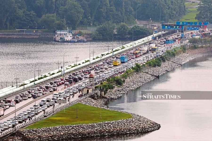 Queue-jumpers at Causeway and Second Link risk U-turn and blacklist