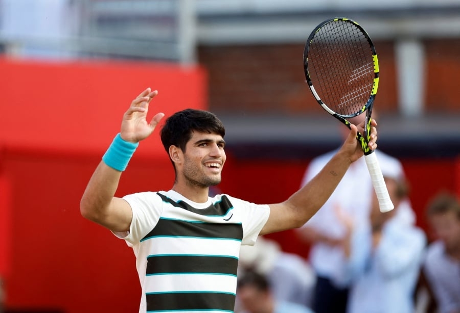 Alcaraz overcomes Munar marathon to reach Queen's quarters