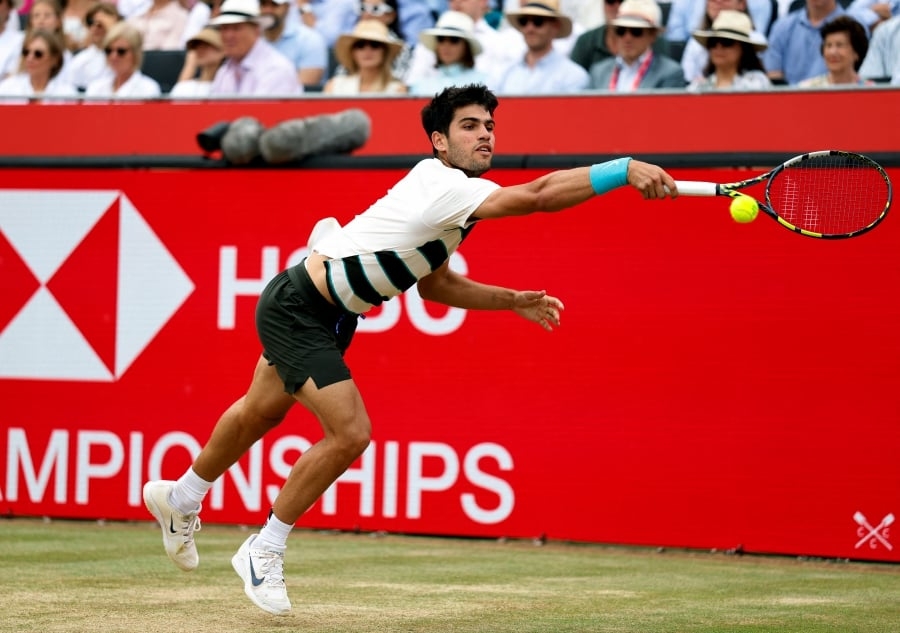 Alcaraz beats Lehecka in Queen's final to send Wimbledon statement