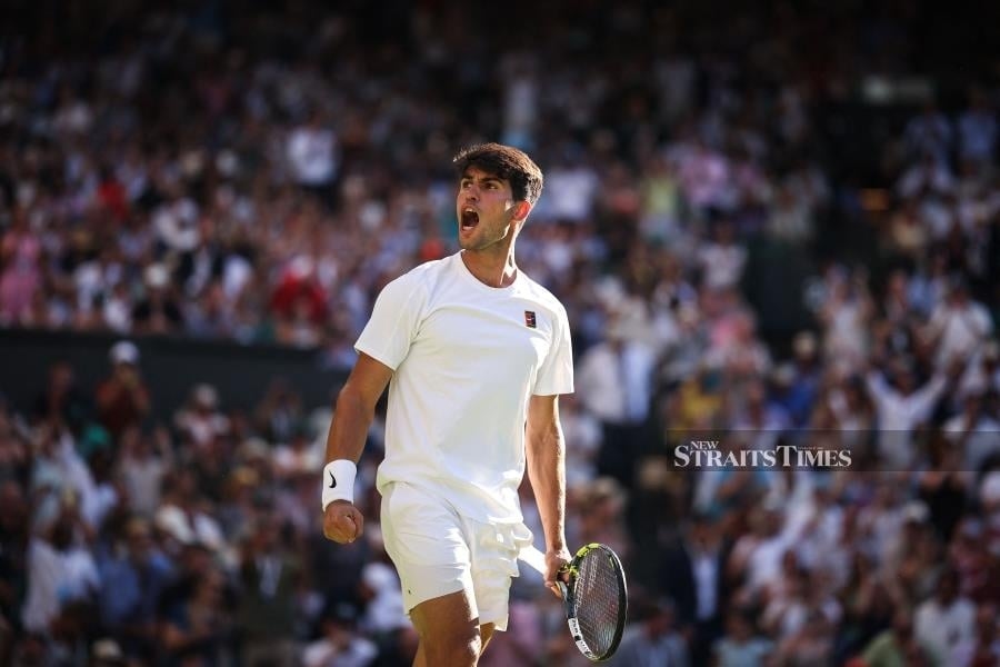 Alcaraz survives, Sabalenka cruises on Wimbledon's hottest opening day