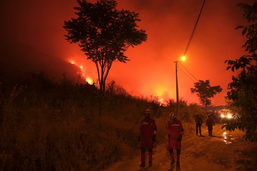Turkiye evacuates thousands as firefighters battle wildfires
