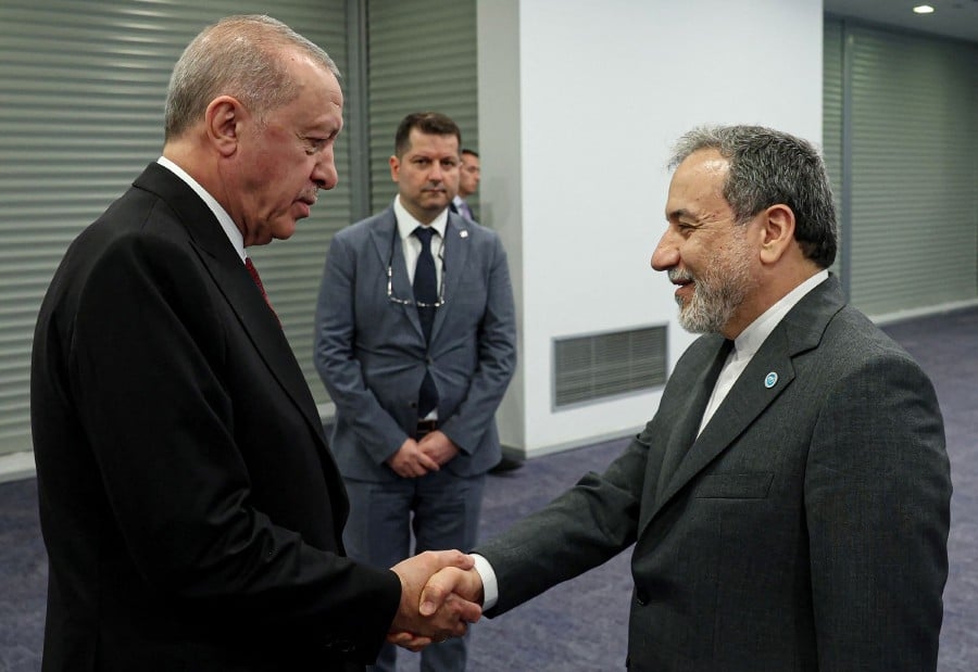 Iran warns US against involvement in Israeli strikes, urges return to diplomacy