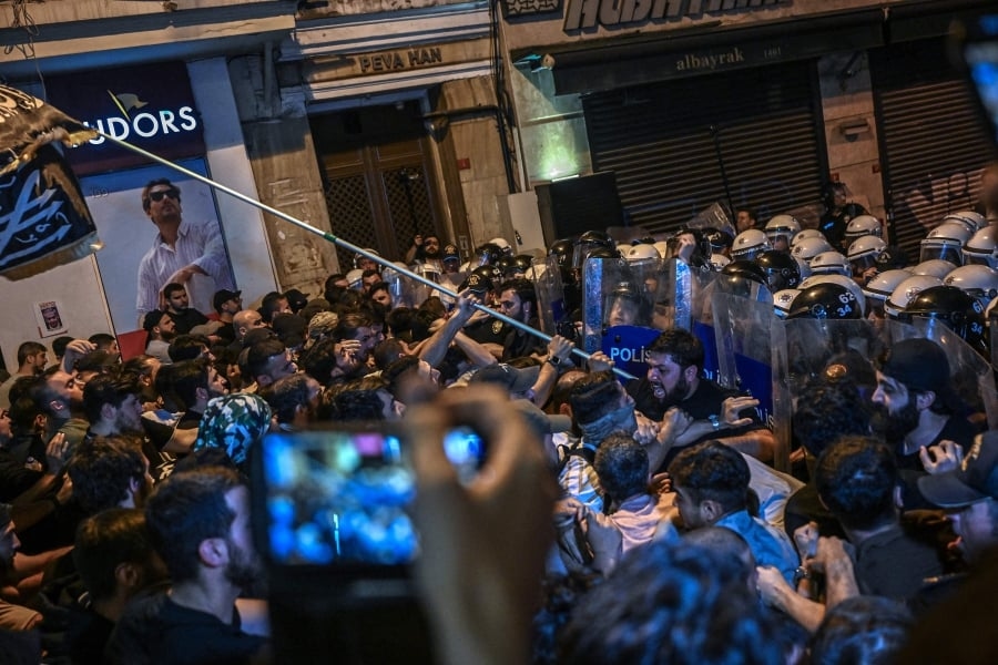 Clashes in Istanbul over alleged 'Prophet Muhammad' cartoon