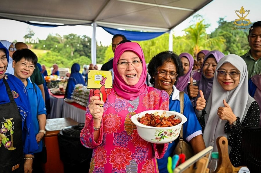 Unaware judges award top prize to Tunku Azizah's homemade fruit pickle