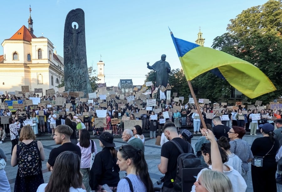 Ukraine curbs anti-corruption agencies, sparking rare protests