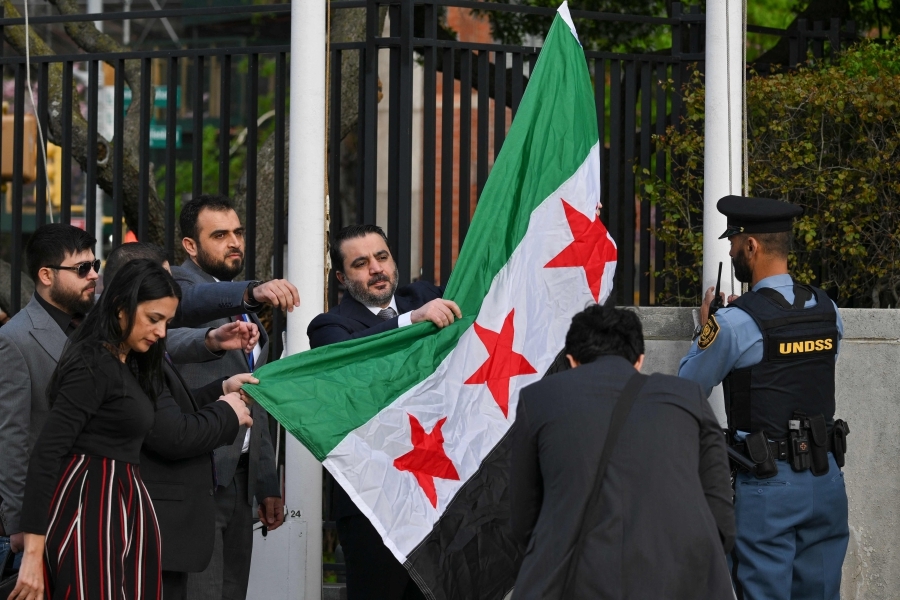 Syrian foreign minister raises new flag at UN headquarters