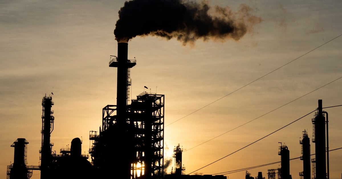 Oil prices settle higher as investors focus on Trump-Zelenskyy meeting