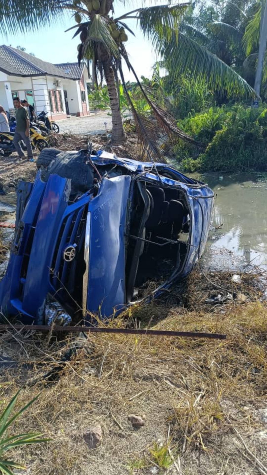 Two killed after car plunges into ditch in Tanjung Karang