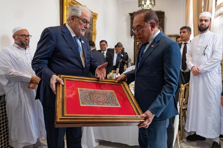 Anwar meets French Muslim community to strengthen Islamic cooperation