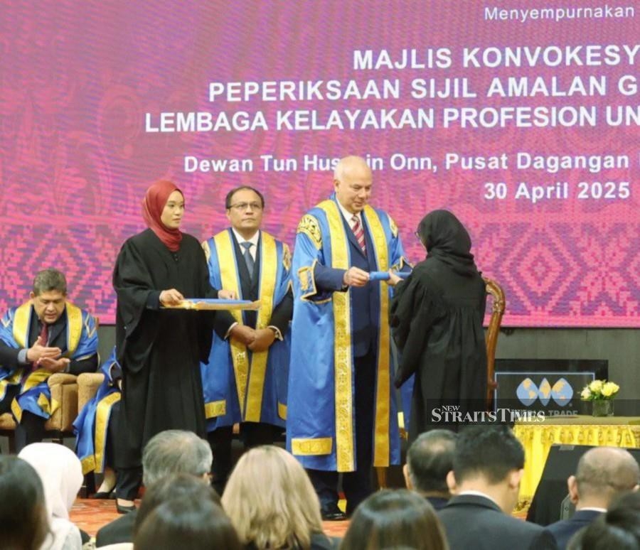 320 law graduates receive CLP at 28th convocation