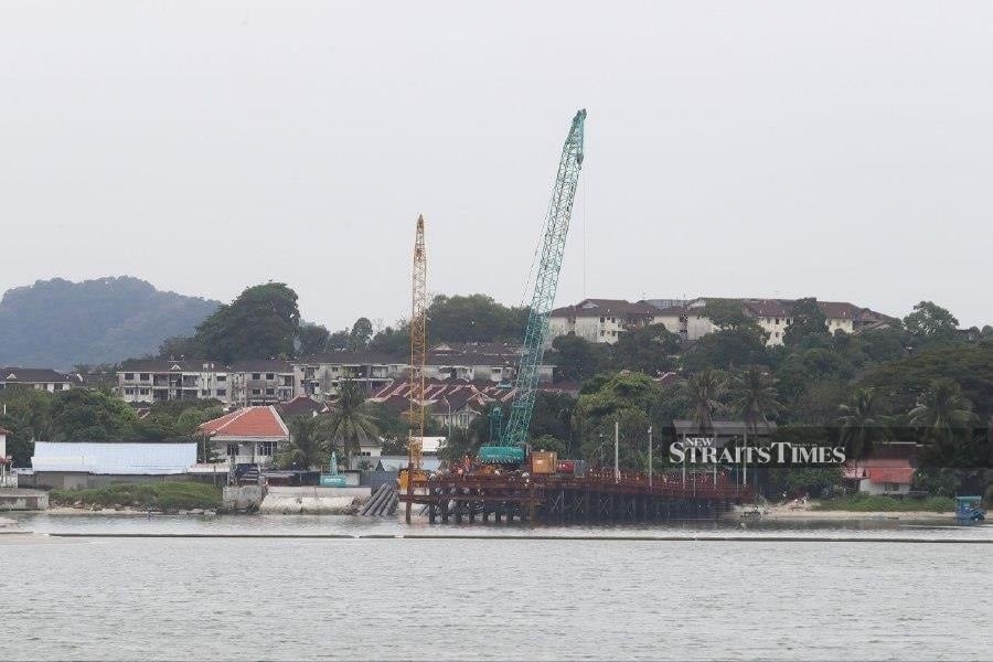 Stability issue hits barge at Silicon Island project site; no injuries reported