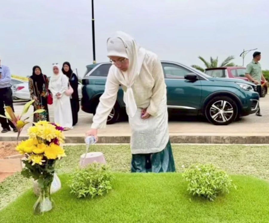 #SHOWBIZ: Tengku Ampuan Pahang visits Akiko Okumura's grave