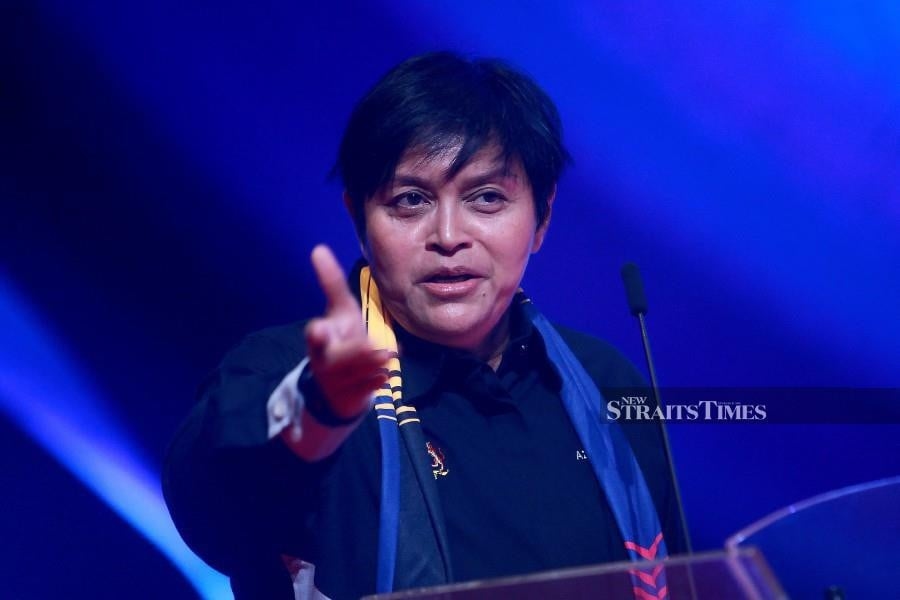 Azalina calls on Umno to boost digital capabilities ahead of elections