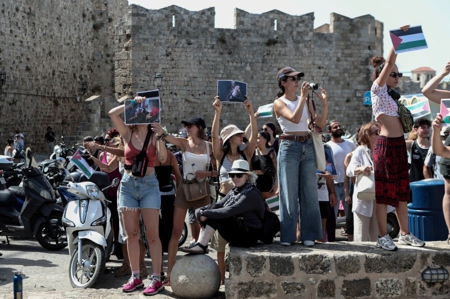 Athens mayor, Israeli envoy clash over antisemitic graffiti
