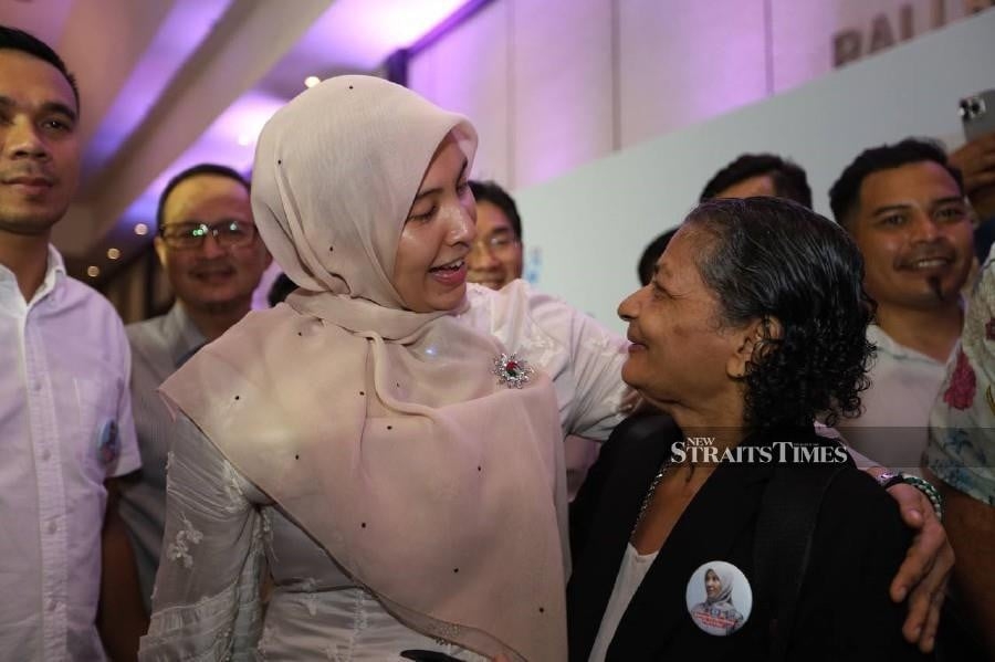 Supporters celebrate early as Nurul Izzah leads PKR deputy race