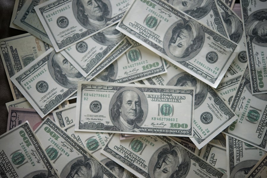 Dollar holds firm against euro, yen as US trade pressure mounts