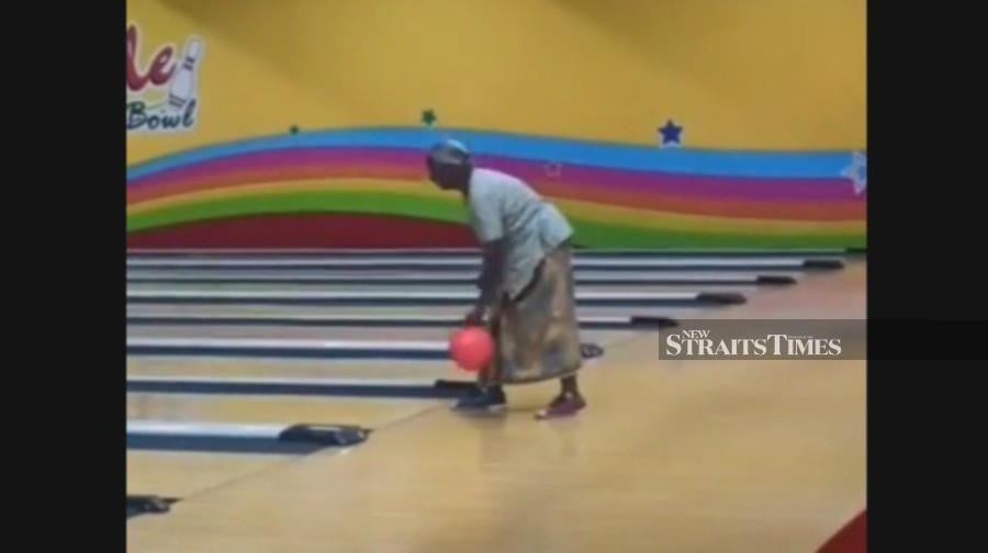 #NSTviral: Elderly woman in 'kain batik' wows crowd with perfect bowling strike