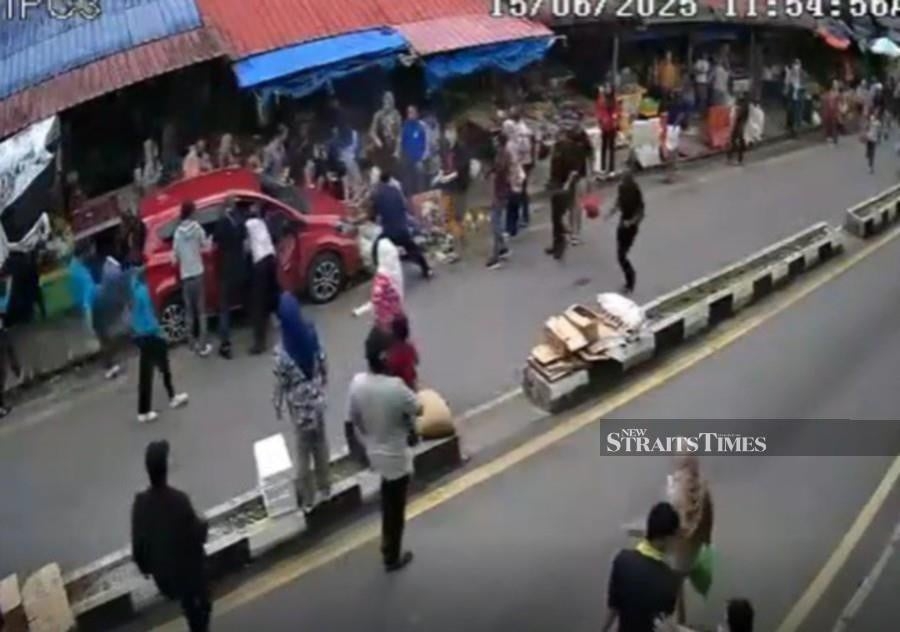 Man, 3 children injured after car ploughs into shoppers in Cameron Highlands