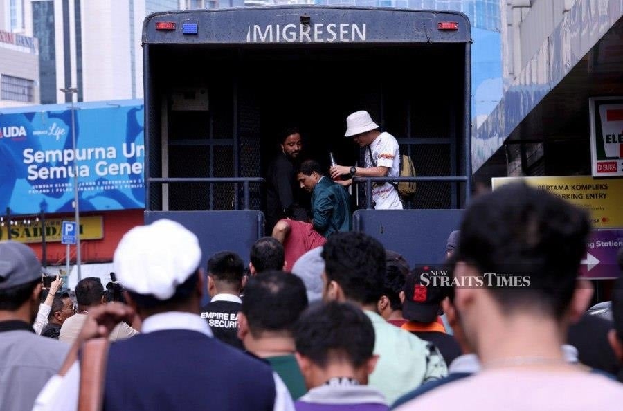 Hundreds of foreign workers flee during immigration raid at Jalan TAR mall